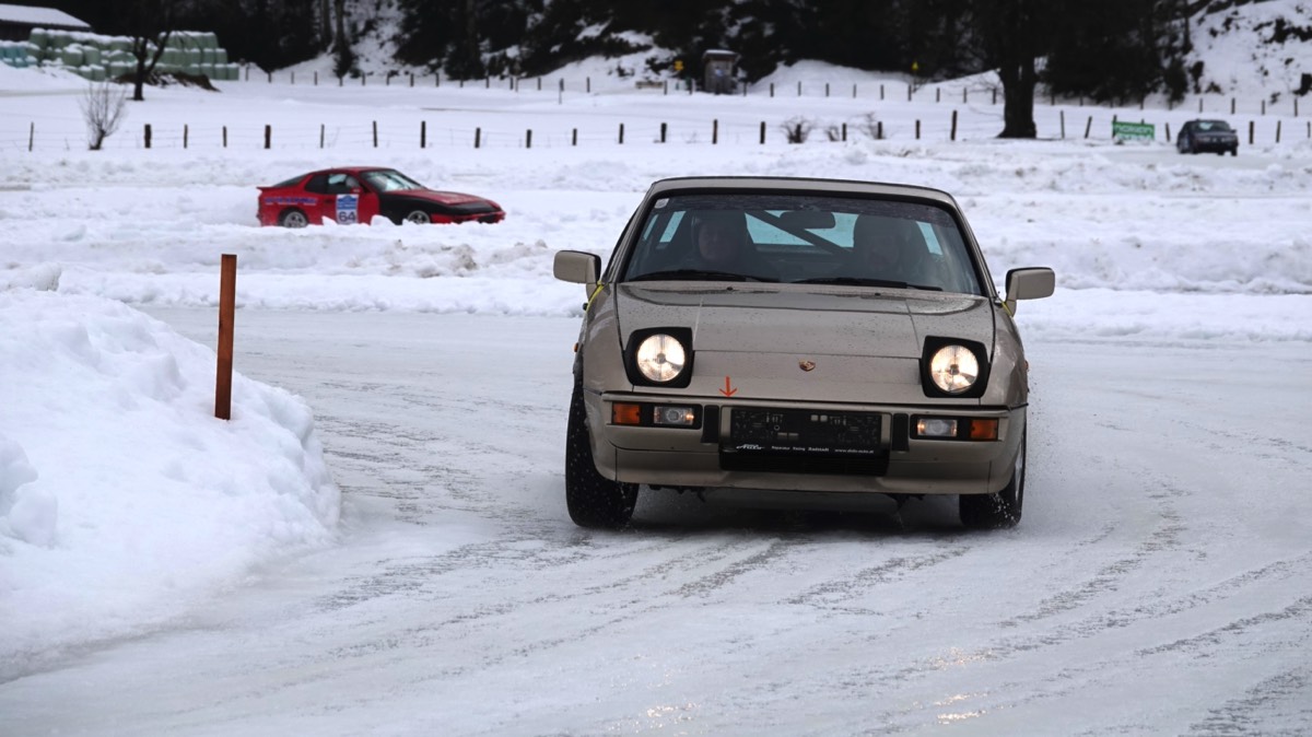 53 Porsche 924 S 1987