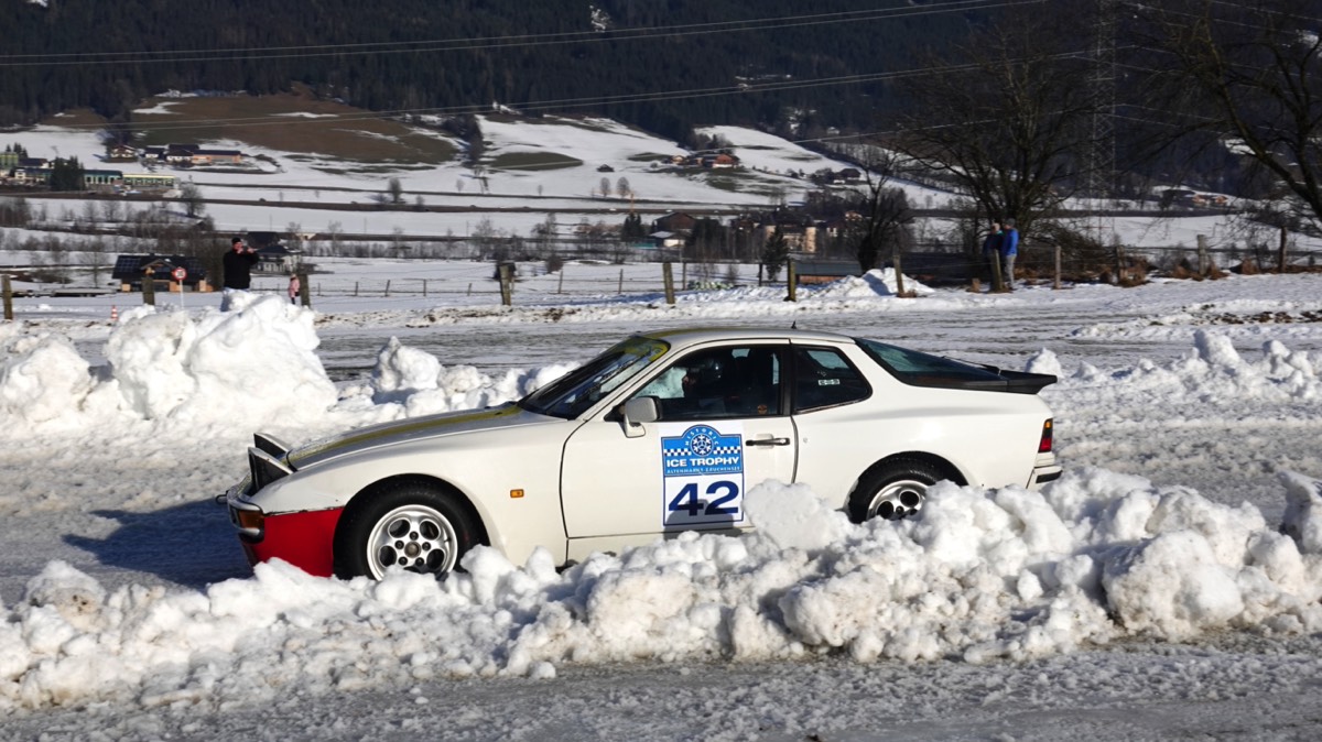 42 Porsche 944 1985