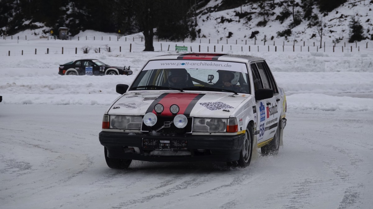 58 Volvo 740 1990