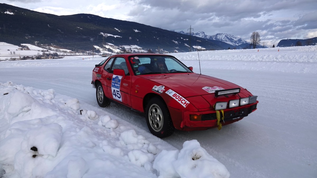 45 Porsche 924 S 1986