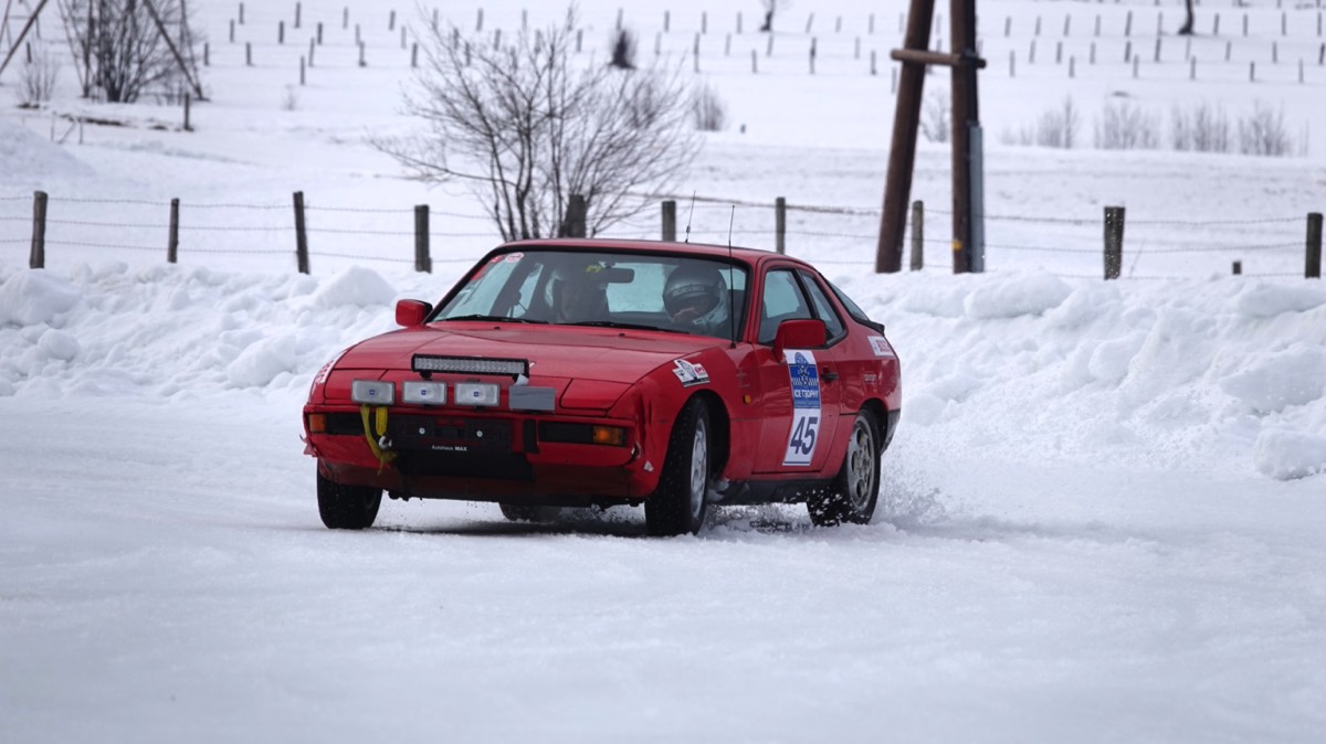 45 Porsche 924 S 1986
