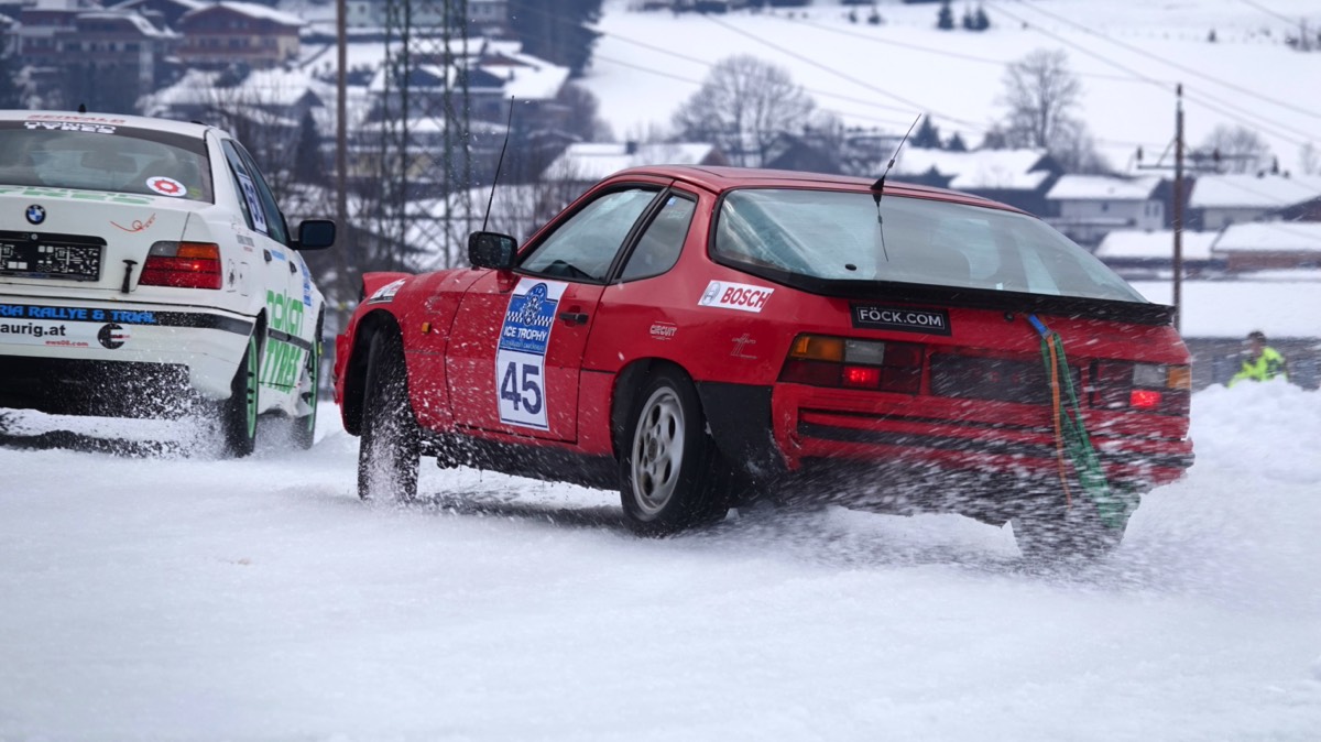 45 Porsche 924 S 1986