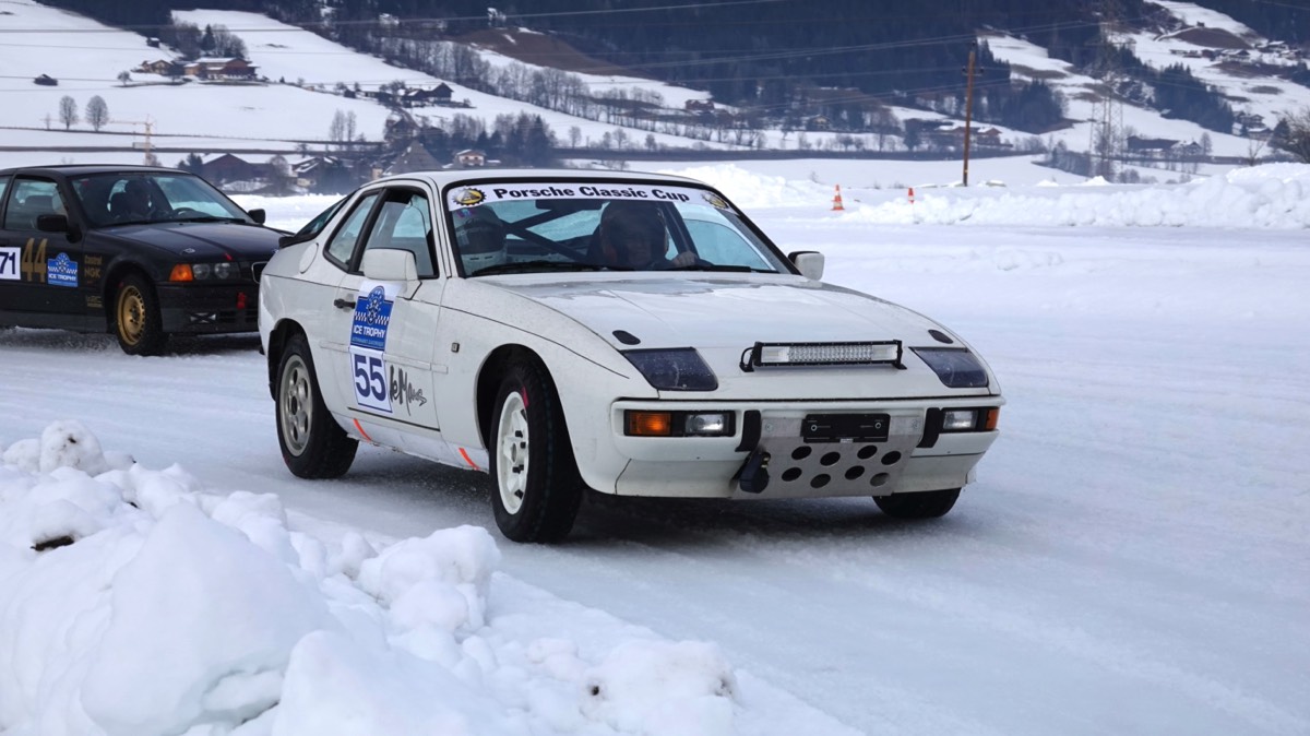 55 Porsche 924 S 1988